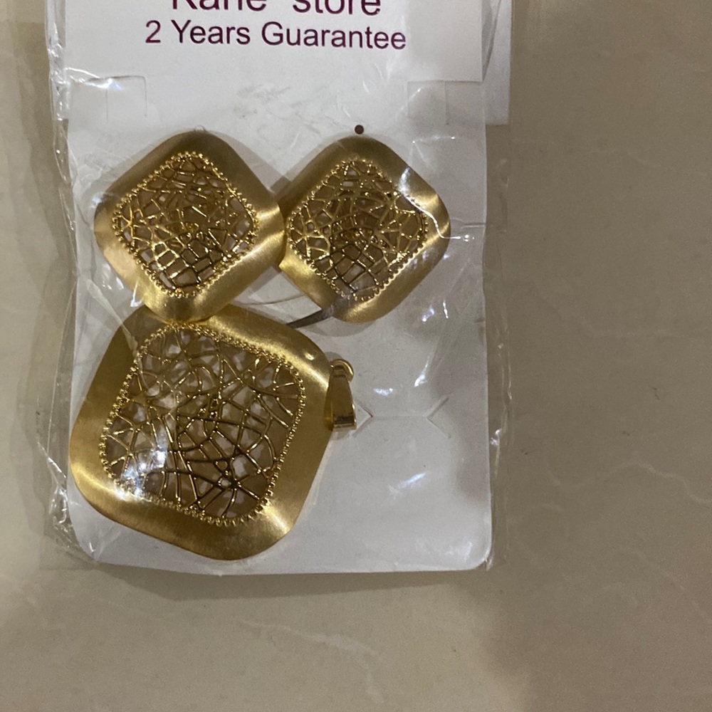 Gold Tone Fashion Earring/pendant set. Dubai style